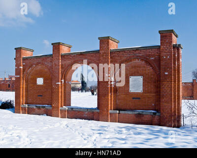 Wand-Denkmal, einer der Statuen im Schnee bedeckt Memento Park, Budapest... Stockfoto