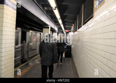 U-Bahn-Plattform, 28. Straße IRT Lexington Avenue line Stockfoto