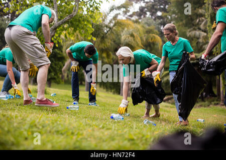 Team von Freiwilligen Abholung Wurf im park Stockfoto