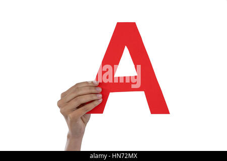 Hand der Geschäftsfrau hält Alphabet A vor weißem Hintergrund Stockfoto