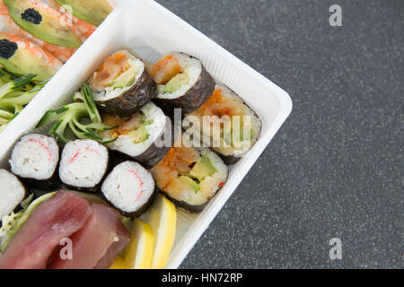 Nahaufnahme der verschiedenen Sushi Rollen in Platte Stockfoto