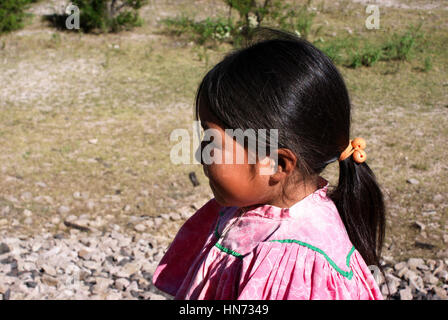Creel, Mexiko - 9. Oktober 2014: Gesehen Tarahumara indigene Mädchen in traditionellen hellen Outfit in Copper Canyons, Chihuahua, Mexiko im Oktober Stockfoto