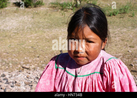 Creel, Mexiko - Oktober 9, 2014: Indigene tarahumara Mädchen gesehen, traditionellen hellen Outfit in Kupfer Canyons, Chihuahua, Mexiko im Oktober Stockfoto