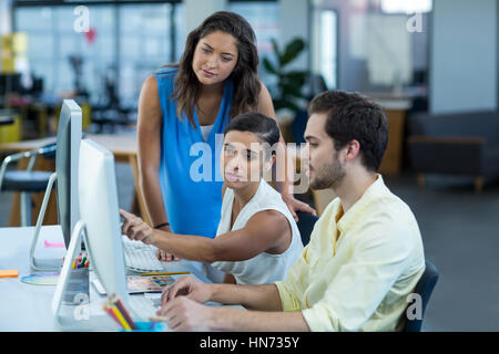 Grafik-Designer Interaktion während der Arbeit am PC im Büro Stockfoto