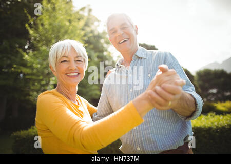 Porträt von senior Brautpaar tanzen im park Stockfoto