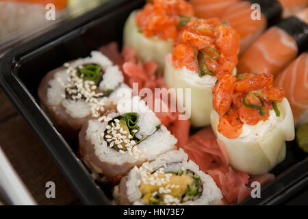 Nahaufnahme von sortierten Sushi Satz serviert in Kunststoffboxen Stockfoto