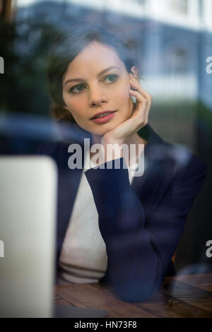 Junge nachdenklich Geschäftsfrau sitzen in CafÃƒÂ © Stockfoto