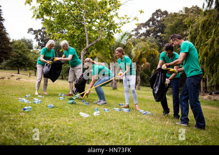 Team von Freiwilligen Abholung Wurf im park Stockfoto