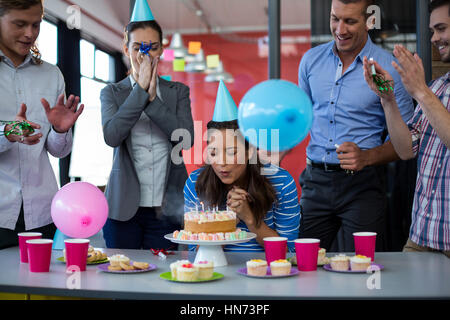 Geschäftsleute, die ihre Kollegen Geburtstag im Büro Stockfoto