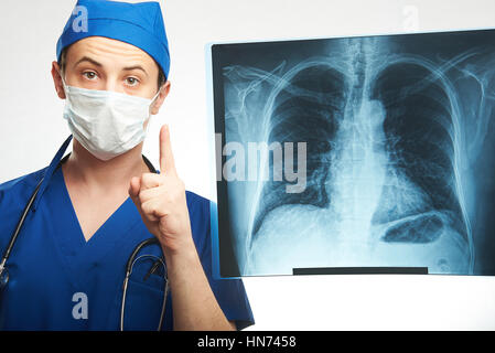 Arzt nehmen auf x-ray Foto Brust isoliert auf weiss Stockfoto