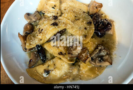 Ravioli mit Pilzen und schwarzen Trüffeln Stockfoto