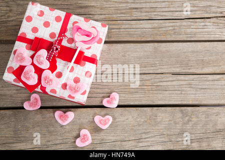 Geschenkbox mit Süßwaren auf hölzernen Hintergrund umgeben Stockfoto