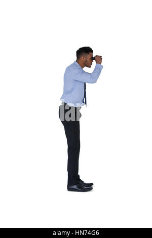 Seitenansicht der Geschäftsmann Blick durch ein Fernglas vor einem weißen Hintergrund Stockfoto