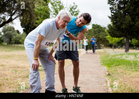 Erschöpft senior woman im Park nach dem Rennen Stockfoto