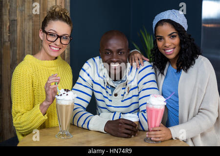 Porträt der happy Friends, Kaffee und Milch-Shakes in CafÃƒÂ © Stockfoto