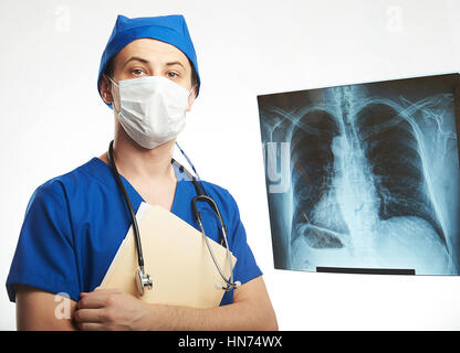 Arzt Radiologe mit Papiere in der Hand, isoliert auf weiss Stockfoto