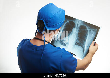 Arzt Prüfung menschliche Lunge auf Röntgenbild isoliert auf weiss Stockfoto