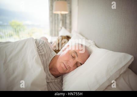 Älteres Paar im Bett im Schlafzimmer schlafen Stockfoto