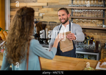 Frau Kellner am Schalter im Café Paket erhalten Stockfoto