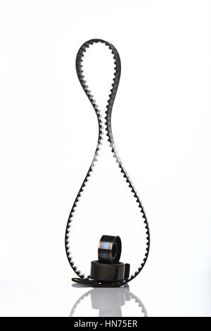 Auto-Zahnriemen mit Rollen, isoliert auf weiss Stockfoto