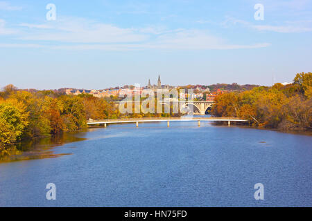 Herbstfarben in Georgetown, Washington DC. Ein Blick auf Georgetown University von Roosevelt Brücke über den Potomac River. Stockfoto