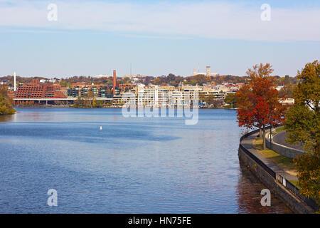 Potomac River-Ufer in der Nähe von Georgetown Park, Washington DC, USA. Herbst in der US-Hauptstadt Vorort in der Nähe des Flusses. Stockfoto