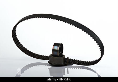 ovale Auto Zahnriemen mit Rollen, isoliert auf weiss Stockfoto