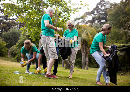 Team von Freiwilligen Abholung Wurf im park Stockfoto