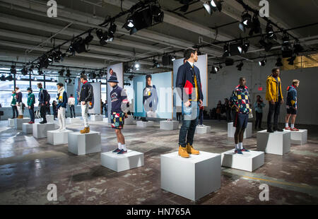 NEW YORK, NY - 1. Februar 2017: Modelle Pose bei der Nautica-Präsentation während der New York Fashion Woche Männer F/W 2017 bei Skylight Clarkson Stockfoto