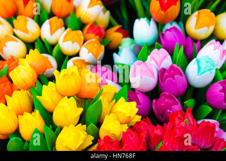 Holz Tulpen Souvenirs gemalt in leuchtenden Farben in Amsterdam, Niederlande Stockfoto