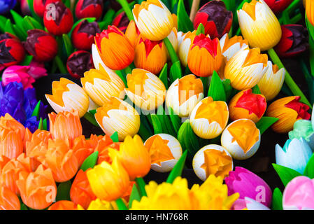 Holz Tulpen Souvenirs gemalt in leuchtenden Farben in Amsterdam, Niederlande Stockfoto