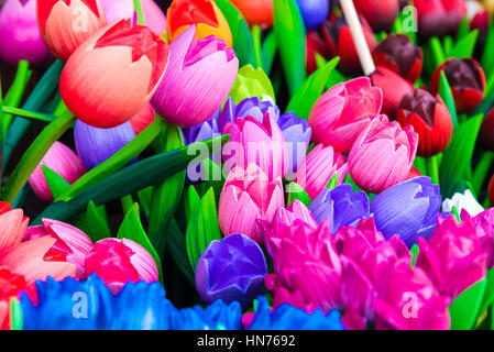 Holz Tulpen Souvenirs gemalt in leuchtenden Farben in Amsterdam, Niederlande Stockfoto