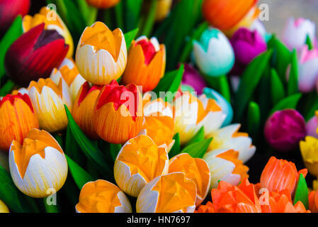 Holz Tulpen Souvenirs gemalt in leuchtenden Farben in Amsterdam, Niederlande Stockfoto