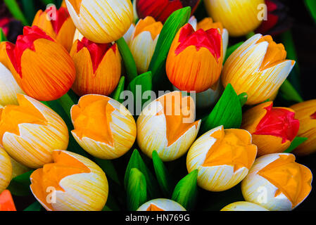 Holz Tulpen Souvenirs gemalt in leuchtenden Farben in Amsterdam, Niederlande Stockfoto