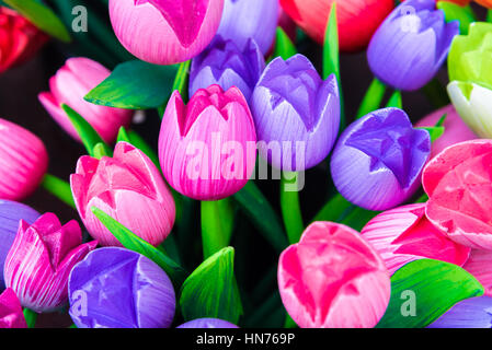 Holz Tulpen Souvenirs gemalt in leuchtenden Farben in Amsterdam, Niederlande Stockfoto