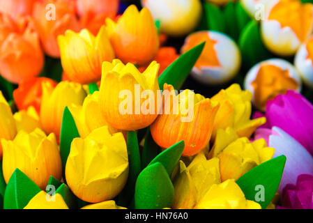 Holz Tulpen Souvenirs gemalt in leuchtenden Farben in Amsterdam, Niederlande Stockfoto