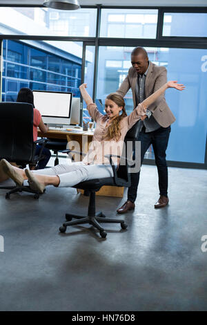 Fröhliche Geschäftsleute Spaß im Büro Stockfoto