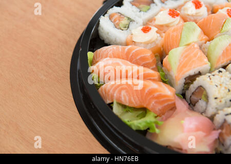 Nahaufnahme der verschiedenen Sushi Rollen in Platte Stockfoto