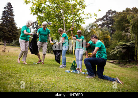 Team von Freiwilligen Abholung Wurf im park Stockfoto