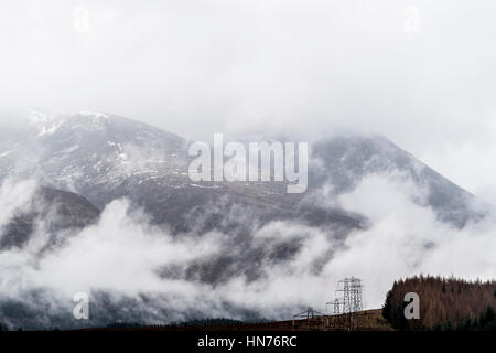 Ben Nevis, der höchste Berg in Großbritannien auf 1345 m, an einem bewölkten, nassen Tag. Stockfoto