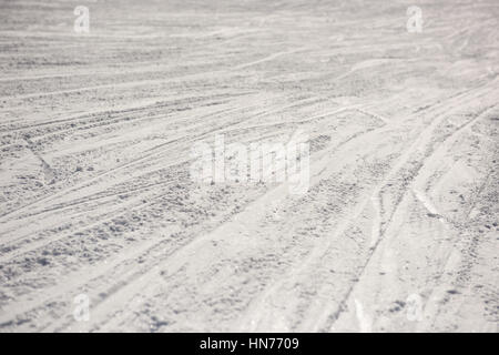 Ski-Spuren auf verschneiter Landschaft im winter Stockfoto