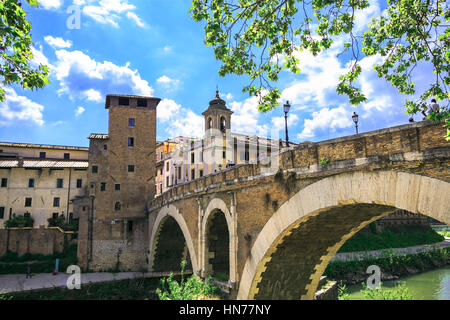 Eine Brücke Ponte Cestio oder Brücke von St. Bartholomäus. Rom. Die Brücke verbindet die Tiberina, einer Insel im Tiber, mit dem Stadtgebiet von Trastevere. Stockfoto