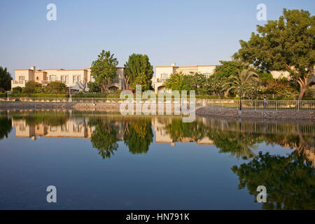 Wohngebiet in Dubai in der Nähe von einem See. Stockfoto