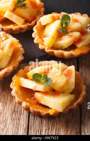 Mini-Torte mit Ananas und Minze Nahaufnahme auf dem Tisch. vertikale Stockfoto