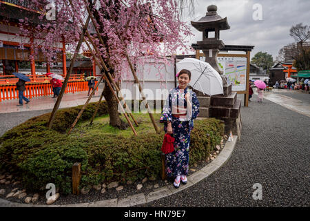 Junge Frau, die in traditionellen japanischen Kostüm Kimono, Fushimi Inari-Taisha (Shinto-Schrein), Kyoto, Japan Stockfoto