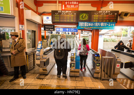 Inari-Bahnhof JR Ticket Barrieren, Kyoto, Japan Stockfoto