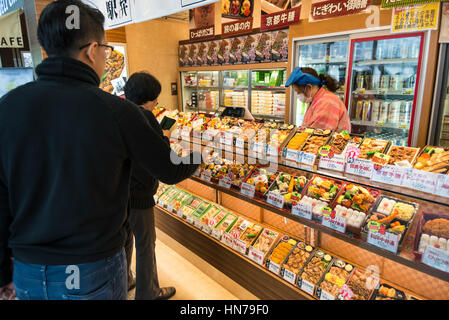 Shop Verkauf vorgefertigte Mahlzeit Lunchboxen (Bento), Kyoto, Japan Stockfoto