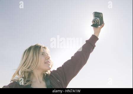 Rom, Italien - 29. Januar 2017: Junge schöne faszinierende Frau tut ein Selbstporträt mit Vintage Kodak Retina Foto-Kamera Stockfoto