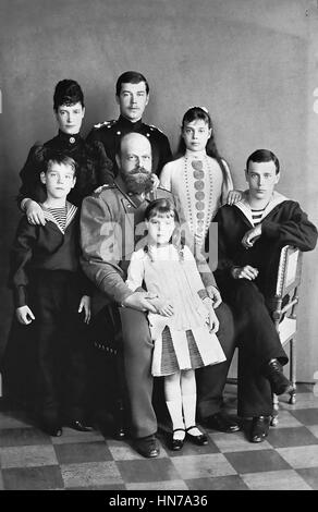 Großartiger Herzog MICHAEL ALEXANDROVICH von Russland (1878-1918) als Kind auf der linken Seite mit seiner Familie. Sein Vater Alexander III Zentrum mit hinter ihm sitzen Großherzog Nikolaus später Nicholas II um 1890 Stockfoto