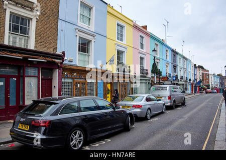 LONDON CITY - 25. Dezember 2016: Die berühmten Portobello Road in Notting Hill mit Pastell farbigen Fassaden von den niedrigen Mehrfamilienhäusern Stockfoto